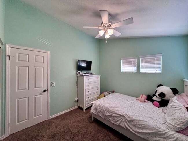 Building Photo - Beautiful 4 Bedroom Pool Home with Solar i...