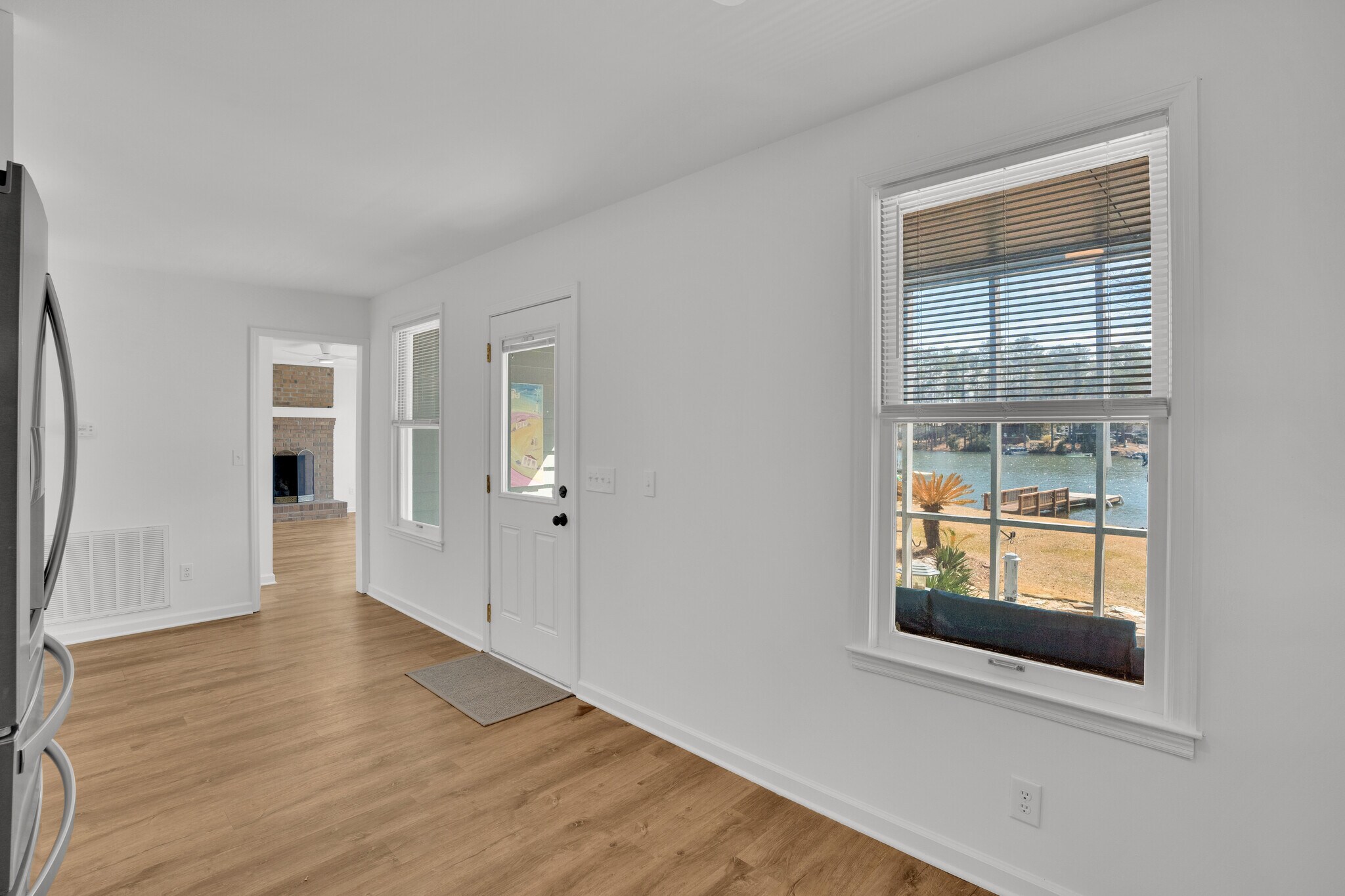Building Photo - 350 Lakeshore Dr