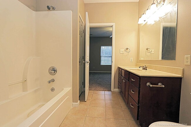 Building Photo - 2850/2852 Larkspur