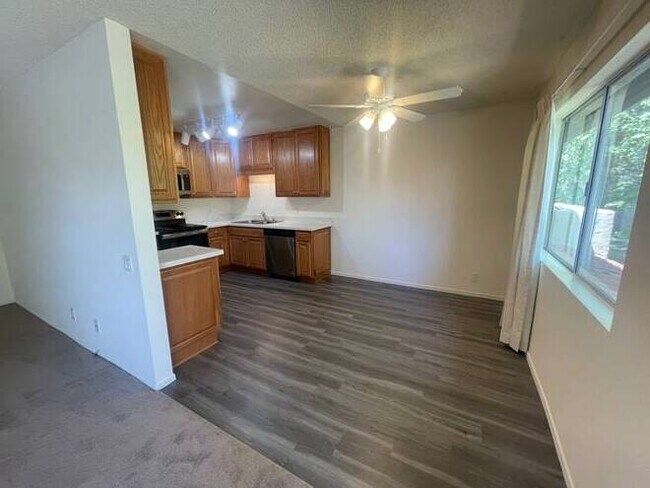 Building Photo - 143 W Avenida De Los Arboles