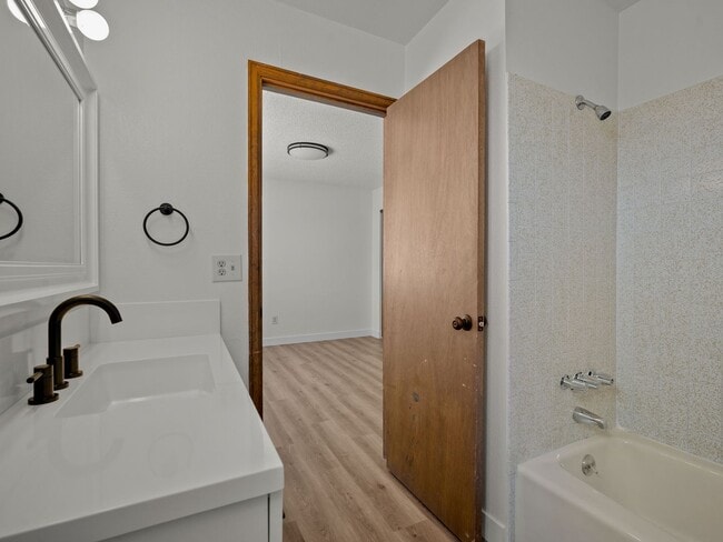 Building Photo - Updated 1 Bedroom, 1 Bathroom Apartment – ...