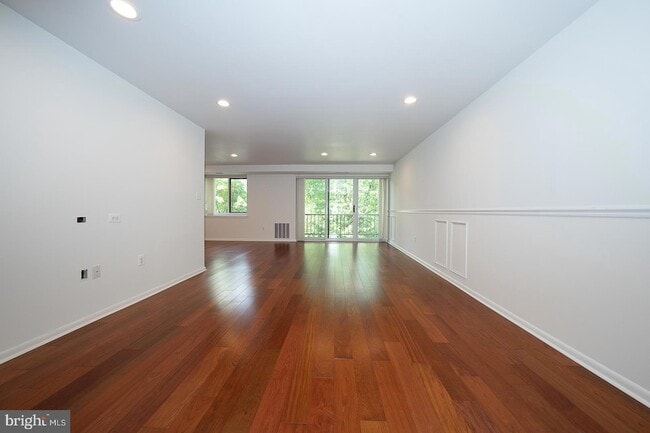 Building Photo - 1640 Oakwood Dr