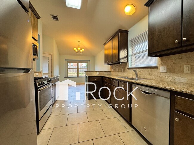 Building Photo - 3 Bedroom Home in North Norman with New Carpet **Move in by January 1st and enjoy HALF OFF your f...