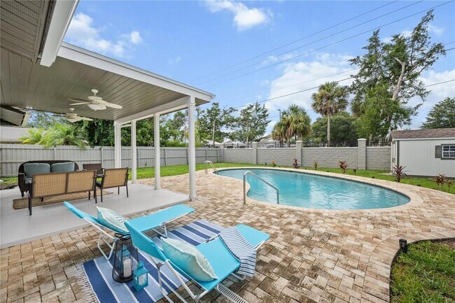 Building Photo - 2344 Woodcrest Dr