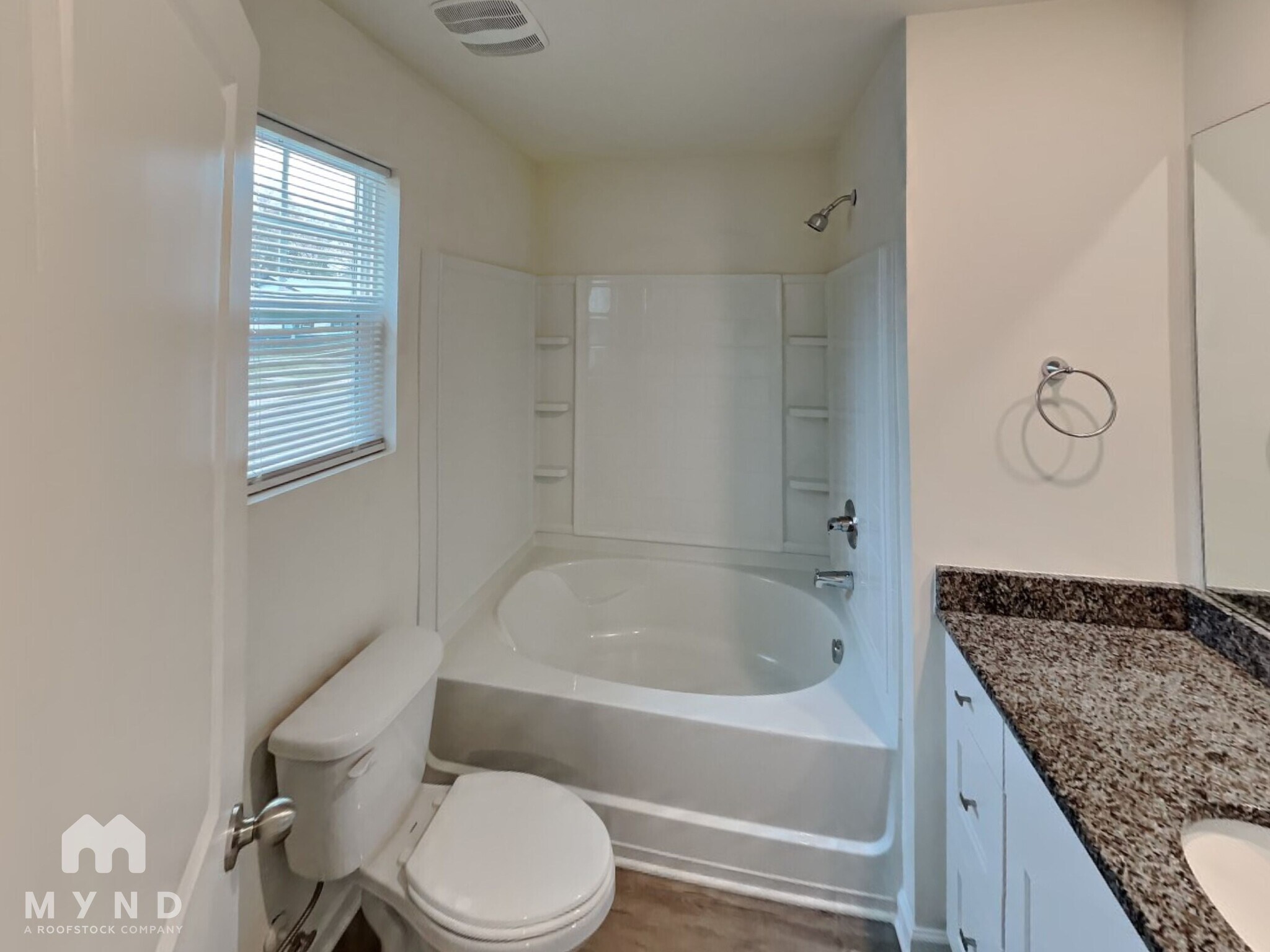 Building Photo - 819 W Walnut Ave