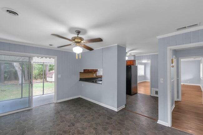 Building Photo - Your new home Awaits!