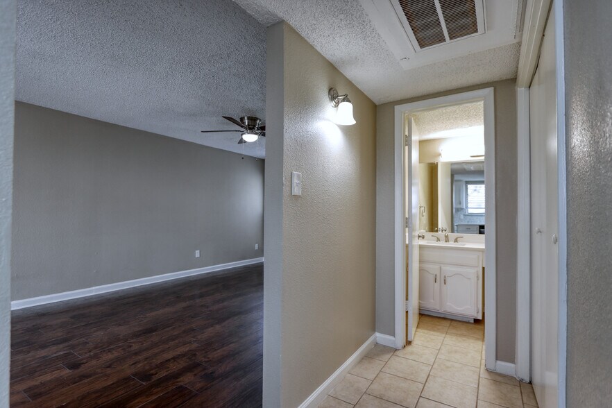 Building Photo - 711 Harbour Town Dr