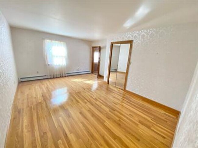 Building Photo - 5 Bedroom Home in Essex Junction!
