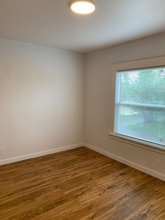 Building Photo - Beautiful 1bedroom on Sheridan