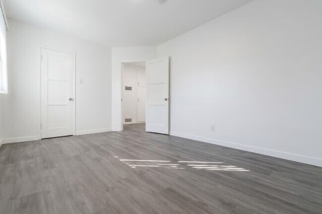 Building Photo - 1127 W 111th St