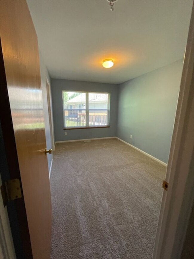 Building Photo - 2 Bed, 2 Bath Townhome with Office, & Fenced Back Patio in Prime Fort Collins Location!