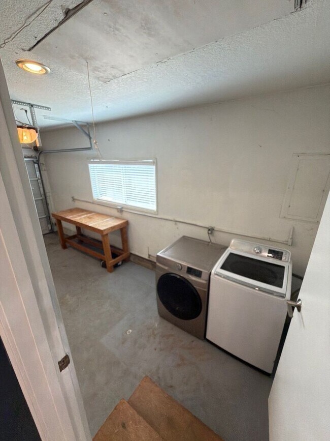 Building Photo - 1085 Saville Ave