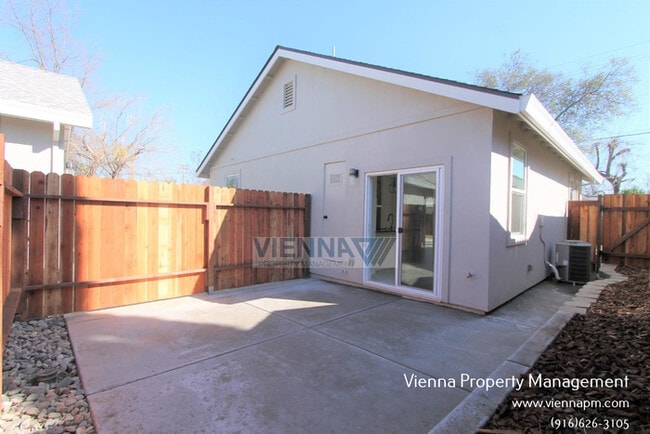 Building Photo - 208 Manzanita Ave