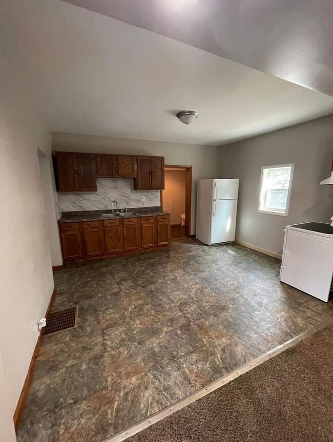 Building Photo - Beautiful newly remodeled 2 bed - 2 full baths!!!