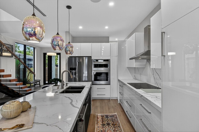 Building Photo - 1121 NE 17th Ave