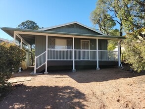 Building Photo - 2 Bed / 1 Bath with Oversized single car garage