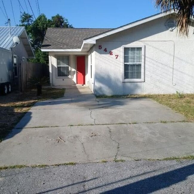 Primary Photo - 2 bedroom 2 bath duplex, walking distance ...