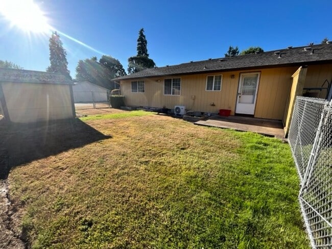 Building Photo - 2Bd/1.5Bath Single story duplex McMinnville