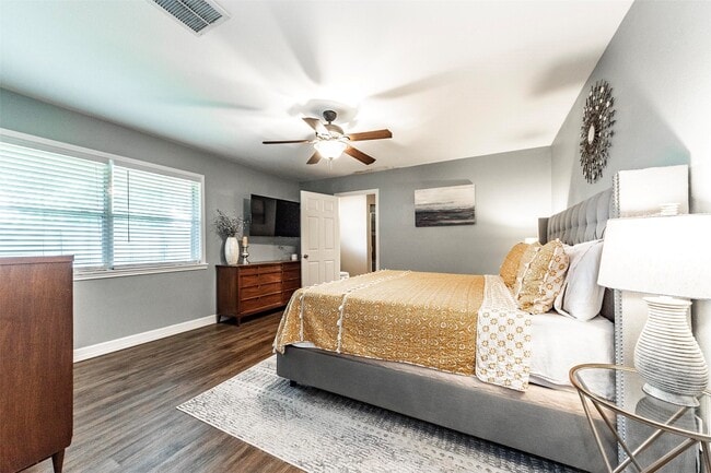 Building Photo - 11 10th Ave N