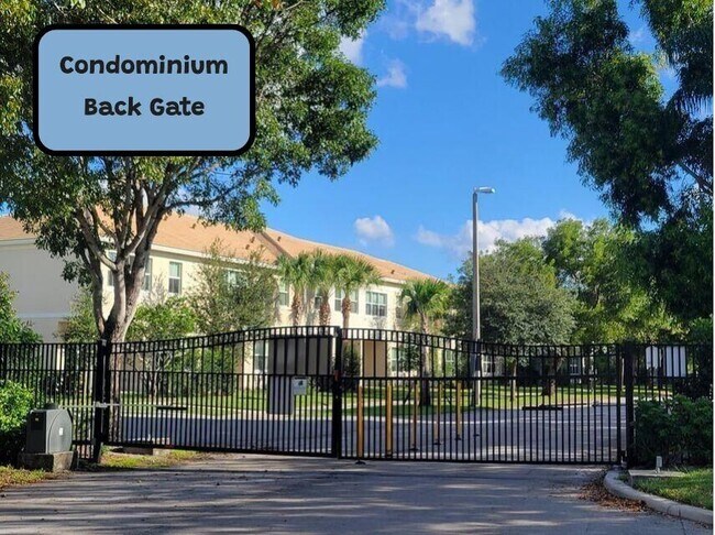 Building Photo - 1700 Crestwood Ct S