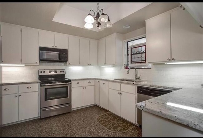 Kitchen - 3005 Tanglewood Park W