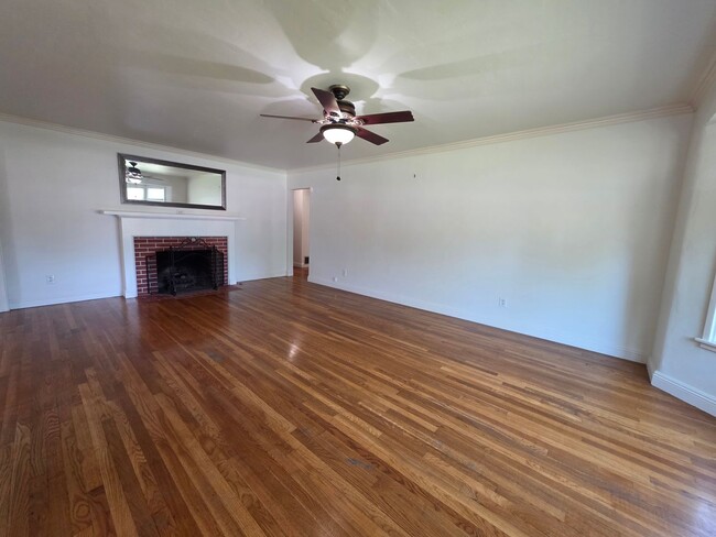 Building Photo - 2 bedroom 2 bathroom in Beverly Glen!