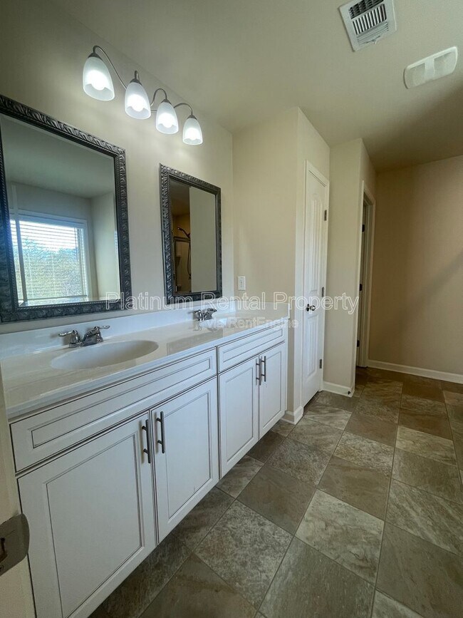 Building Photo - 4425 Huron Dr