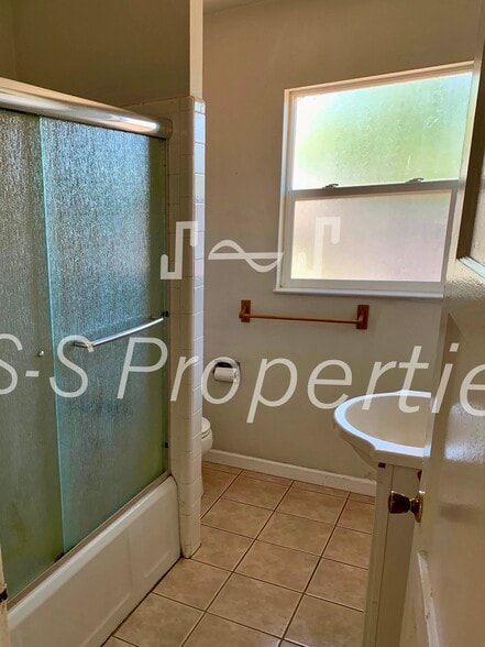 bathroom - 1929 Larkin Way