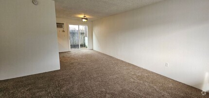 Building Photo - Downtown Grants Pass Townhouse in HOA