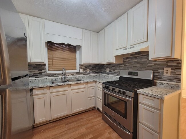 Building Photo - Fully Renovated 3BR/2BA Ranch-Style Townhome – SS Appliances &  Washer/Dryer