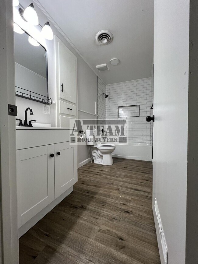 Building Photo - Updated 3 Bedroom 2 Bath Brick House in Tr...