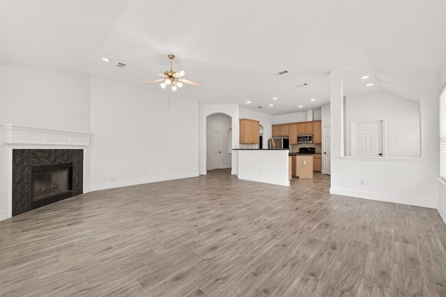 Building Photo - 3143 Oakwood Run Dr