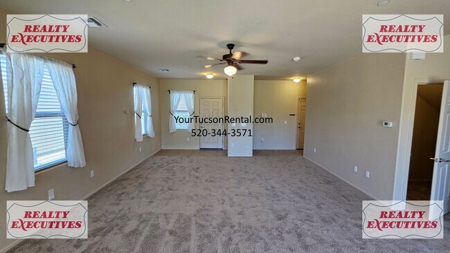 Building Photo - Wentworth Rd South - 4 Bedrooms 2.5 bathrooms, 3 car garage and large fenced yard