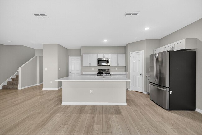 Building Photo - Spacious 4 Bedroom for Rent - With Amenities!