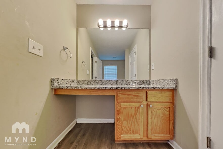 Building Photo - 4076 Clovelly Dr