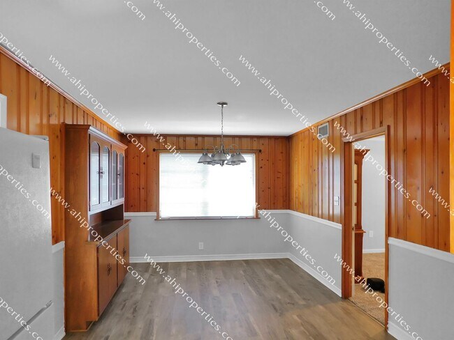 Building Photo - 3520 Royal Crest Dr