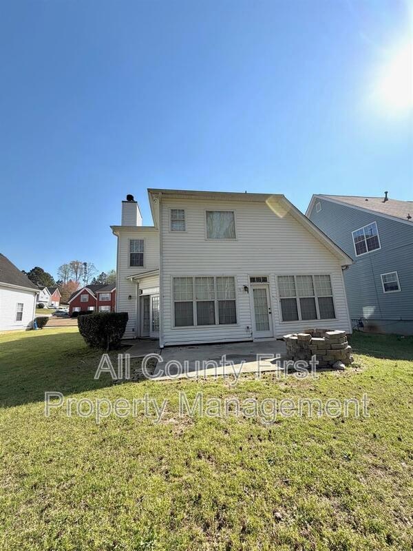 Building Photo - 2215 Lake Royale Dr