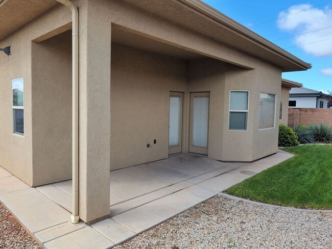 Building Photo - 4 Bedroom Home Near Pine View High School With 2 Car Garage