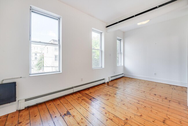 Building Photo - 223 8th St