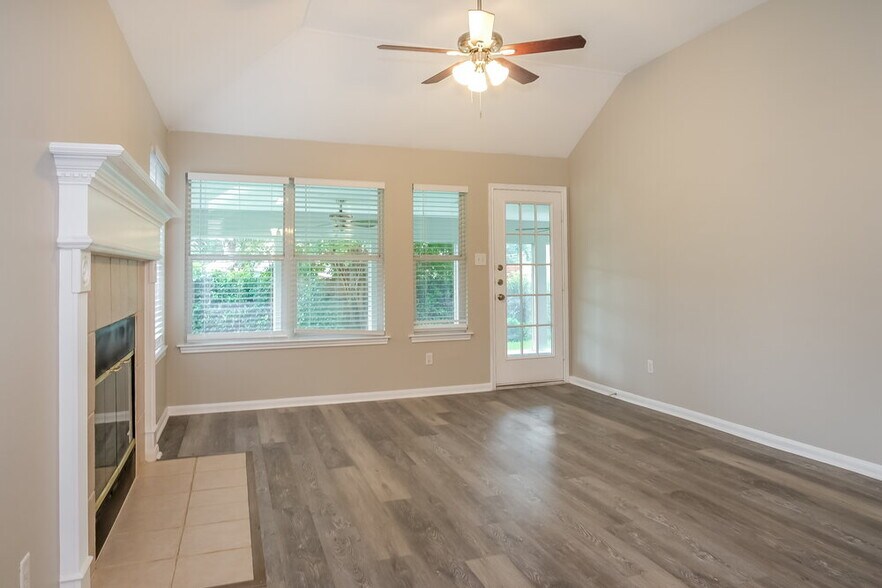 Building Photo - 200 Woodstone Dr