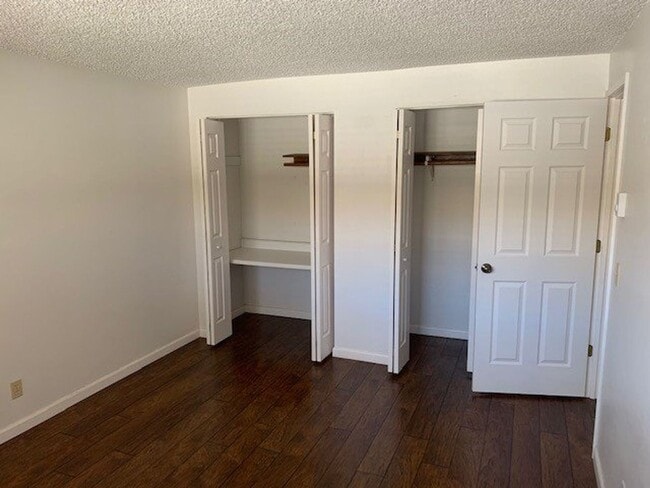 Building Photo - 2 Bed/1 Bath SE Bend Condo with Single Car...