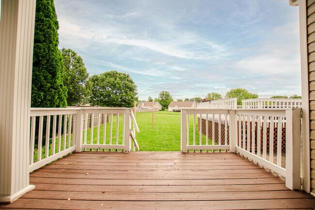 Building Photo - Three Bedroom with Bonus and Pool!