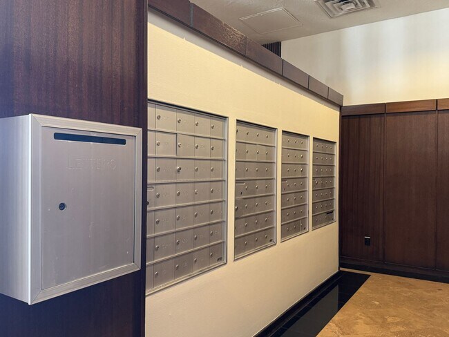 Building Photo - Luxury 2 Bedroom Condo Available at Regency House in Central Phoenix!