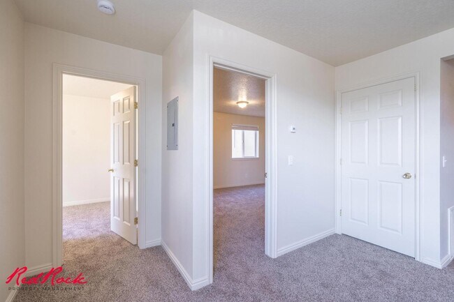 Building Photo - 35 E 600 S