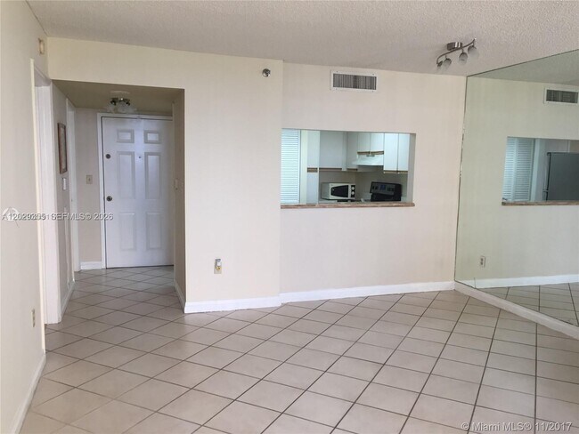 Building Photo - 540 Brickell Key Dr
