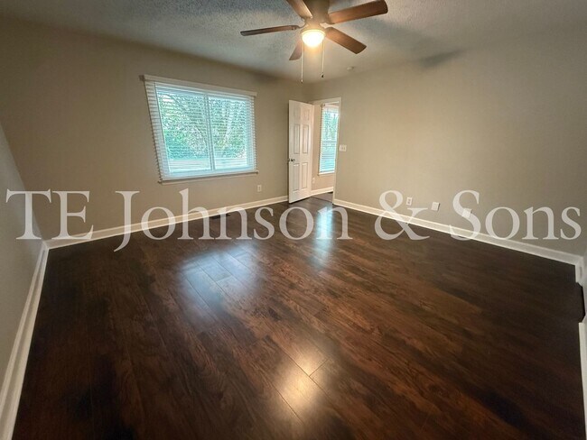 Building Photo - Charming One Level 3 Bedroom Home with Fenced Yard, Garage, and Deck