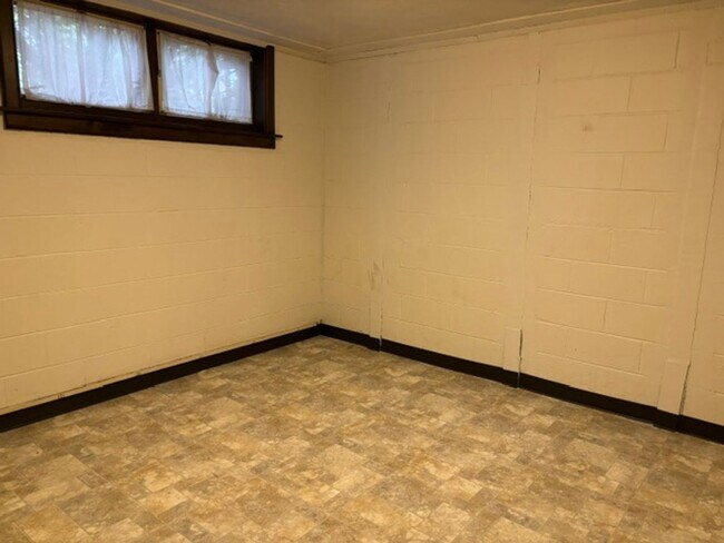 Building Photo - 3 Bedroom, 2 Bath House