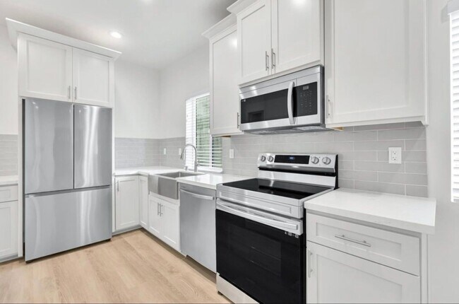Building Photo - 2 bedroom / 1 bath | Midtown Duplex Available Now