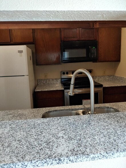 Building Photo - 12480 Abrams Rd