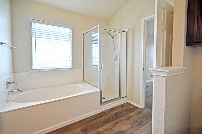 Building Photo - 2121 Sinclair Dr
